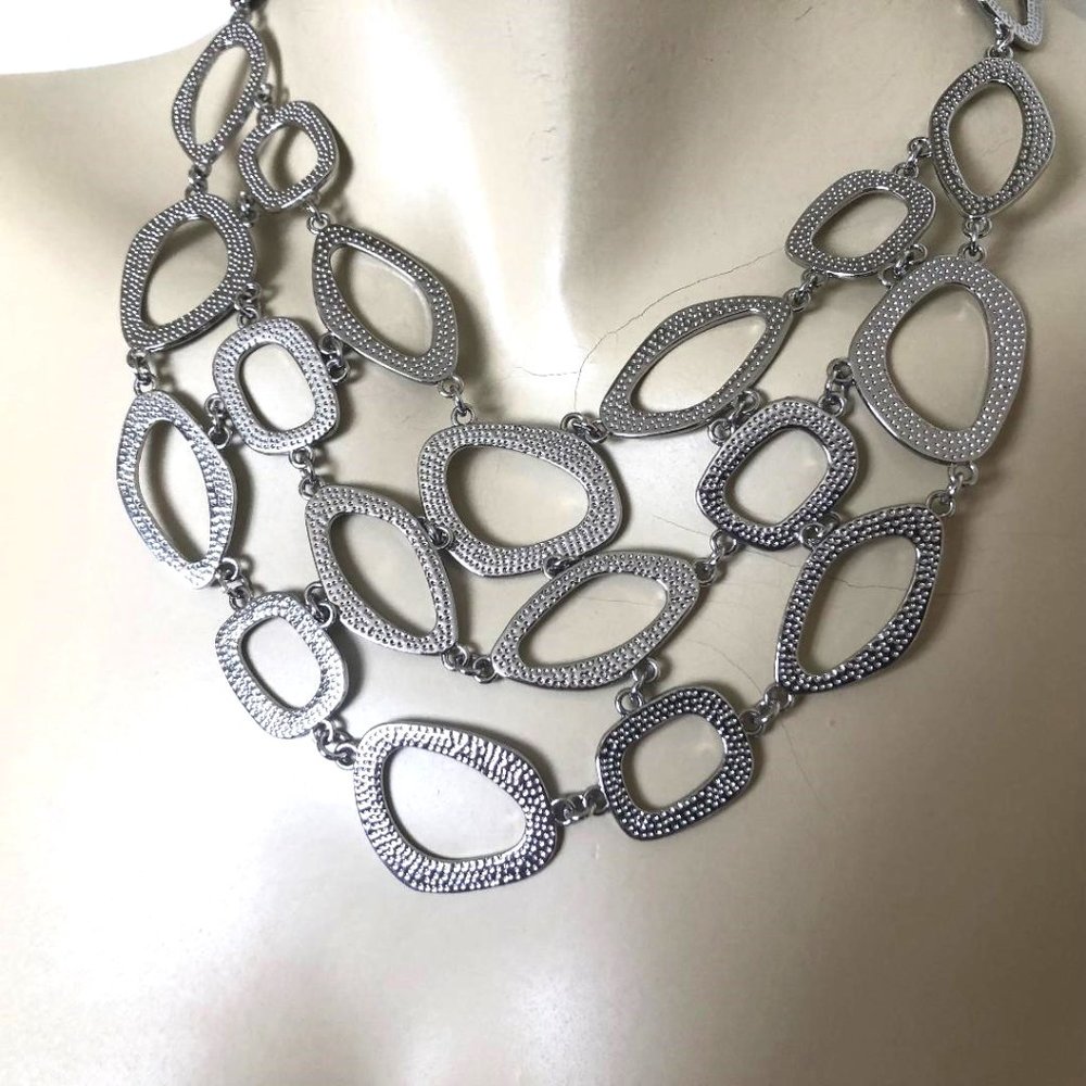 NWT BCBGMAXAZRIA SILVER HAMMERED LINK STATEMENT NECKLACE